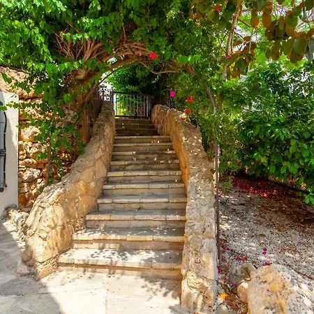 Perla Coral Bay Villa Peyia