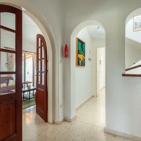 Perla Coral Bay Villa Peyia